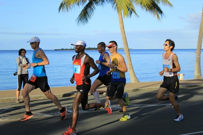 Marathoniens courant sur le front de mer lors du marathon de Nouméa