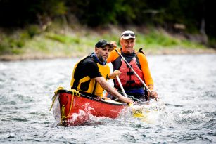 Dexu personnes dans un canoë